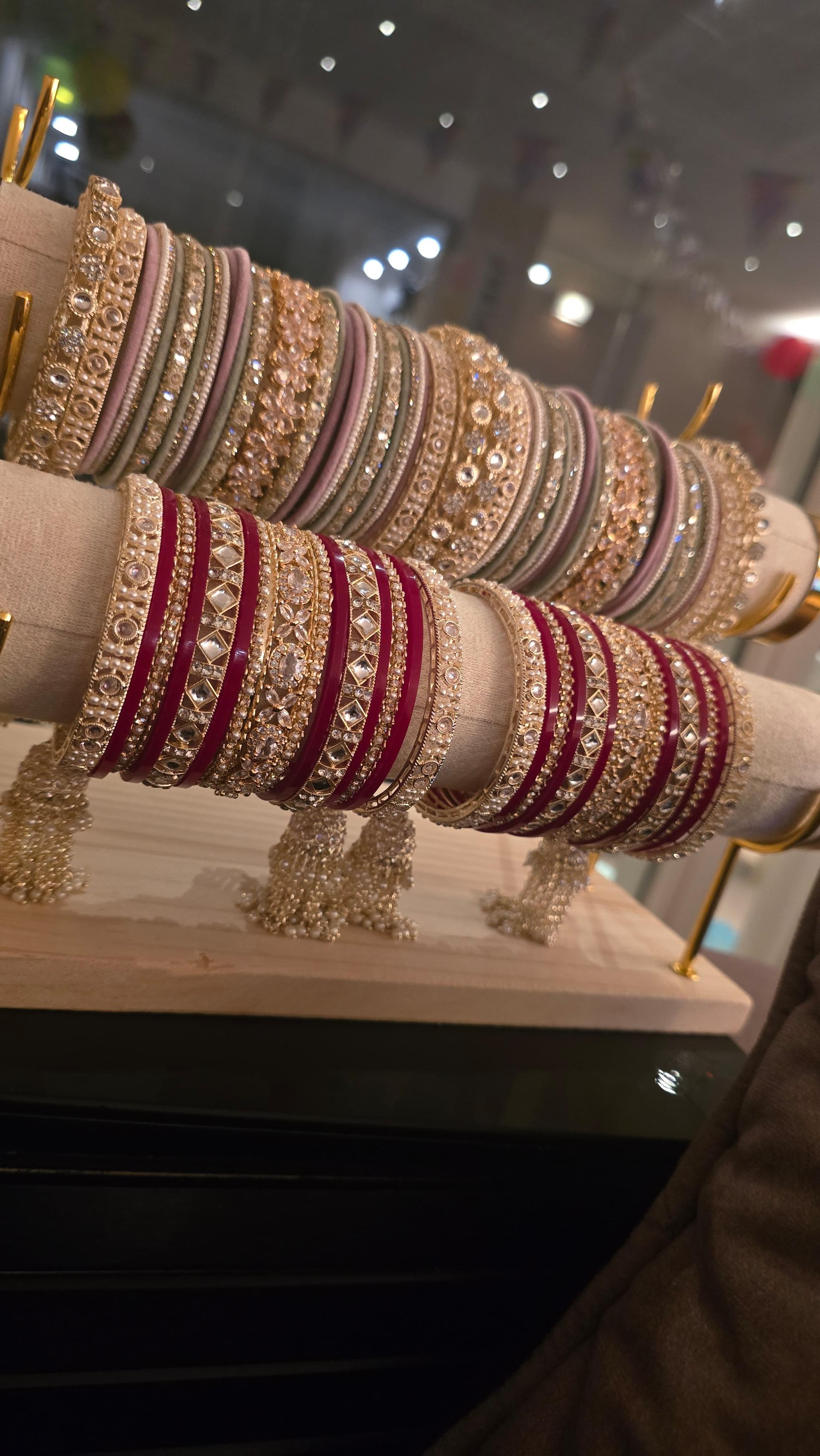 Bridal Bangle Set – Red & Gold with Pearl Latkans Maat 2.4